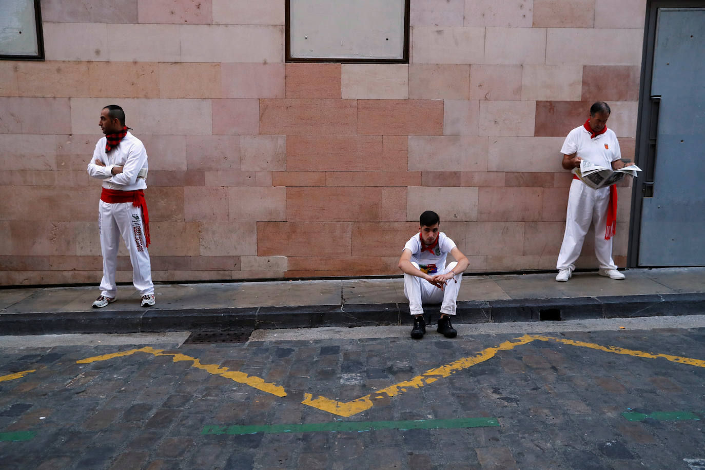 Los toros de la ganadería madrileña de Victoriano del Río han corrido este jueves un quinto encierro algo menos rápido que los anteriores (2 minutos y 50 segundos) y con más emoción porque una manada más estirada ha permitido colocarse mejor a los mozos, uno de los cuales, un valenciano de 27 años, ha resultado herido por asta en un brazo.