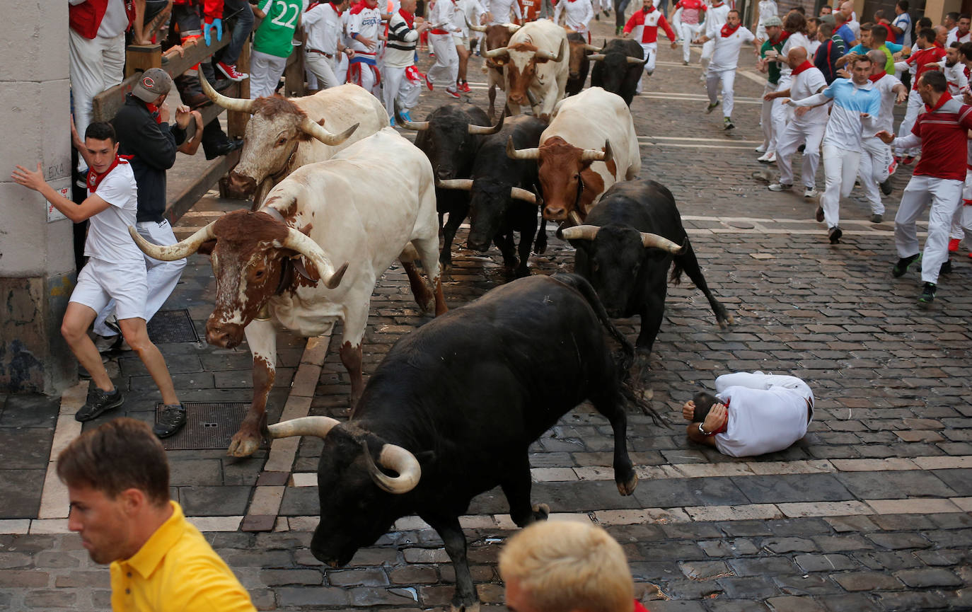 Los toros de la ganadería madrileña de Victoriano del Río han corrido este jueves un quinto encierro algo menos rápido que los anteriores (2 minutos y 50 segundos) y con más emoción porque una manada más estirada ha permitido colocarse mejor a los mozos, uno de los cuales, un valenciano de 27 años, ha resultado herido por asta en un brazo.