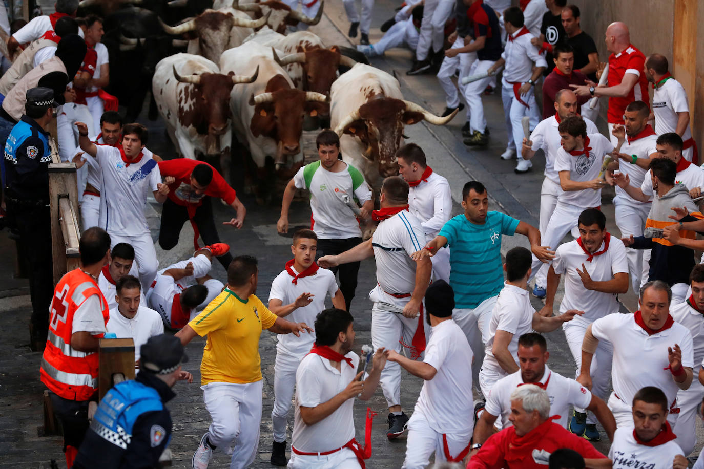 Los toros de la ganadería madrileña de Victoriano del Río han corrido este jueves un quinto encierro algo menos rápido que los anteriores (2 minutos y 50 segundos) y con más emoción porque una manada más estirada ha permitido colocarse mejor a los mozos, uno de los cuales, un valenciano de 27 años, ha resultado herido por asta en un brazo.