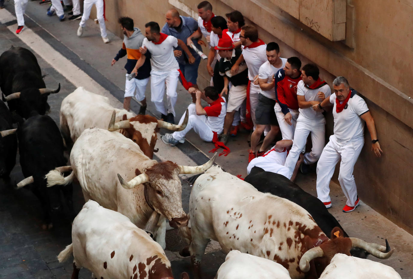 Los toros de la ganadería madrileña de Victoriano del Río han corrido este jueves un quinto encierro algo menos rápido que los anteriores (2 minutos y 50 segundos) y con más emoción porque una manada más estirada ha permitido colocarse mejor a los mozos, uno de los cuales, un valenciano de 27 años, ha resultado herido por asta en un brazo.