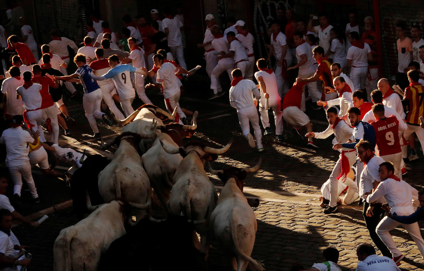 Los toros de la ganadería madrileña de Victoriano del Río han corrido este jueves un quinto encierro algo menos rápido que los anteriores (2 minutos y 50 segundos) y con más emoción porque una manada más estirada ha permitido colocarse mejor a los mozos, uno de los cuales, un valenciano de 27 años, ha resultado herido por asta en un brazo.