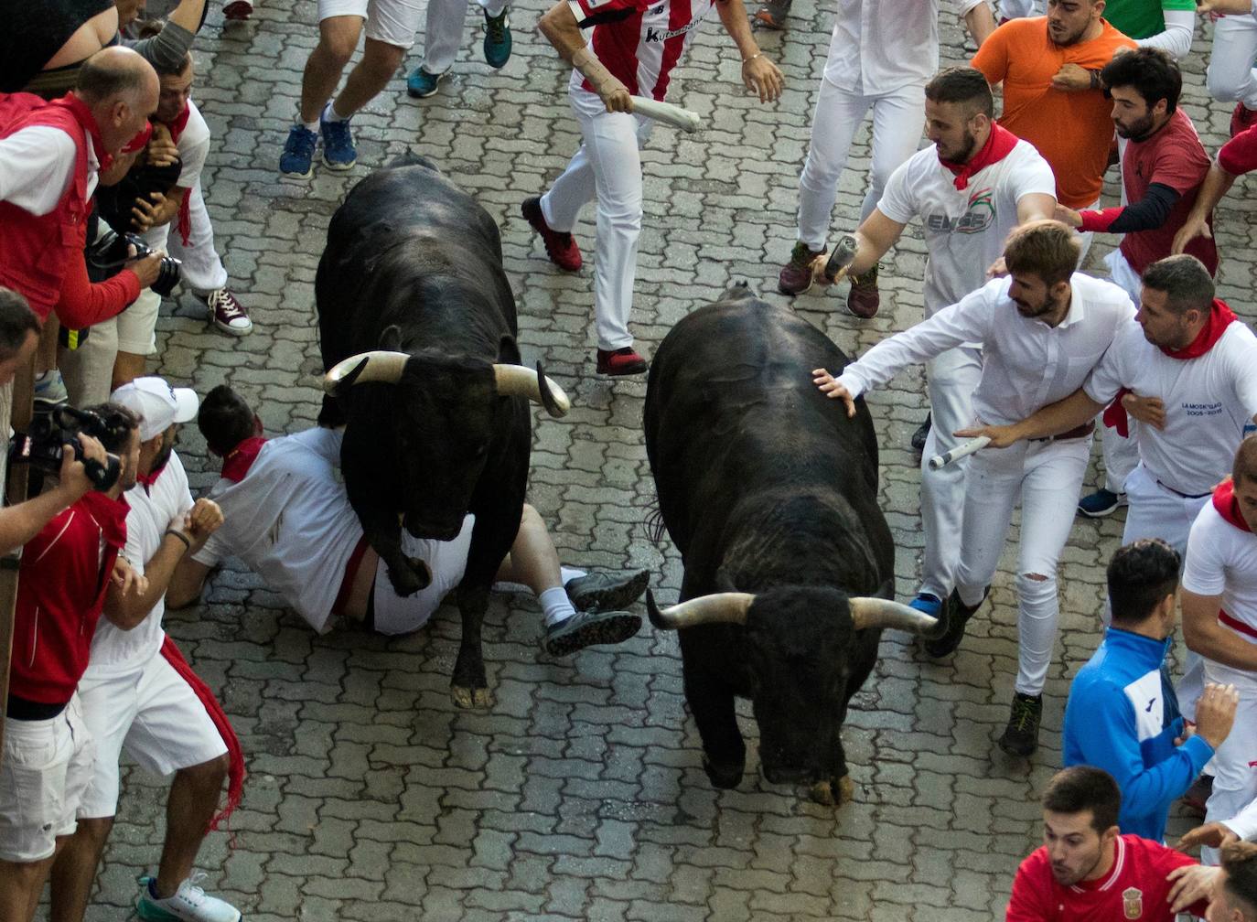 Los toros de la ganadería madrileña de Victoriano del Río han corrido este jueves un quinto encierro algo menos rápido que los anteriores (2 minutos y 50 segundos) y con más emoción porque una manada más estirada ha permitido colocarse mejor a los mozos, uno de los cuales, un valenciano de 27 años, ha resultado herido por asta en un brazo.