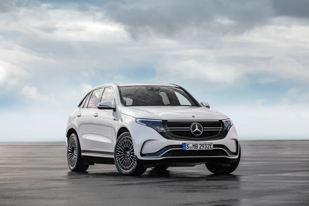 Llega el SUV eléctrico de Mercedes, el EQC. Y como suele ser norma en la marca, lo hace a lo grande, con una autonomía de 471 kilómetros y nuevas vías en el campo de la electromovilidad.