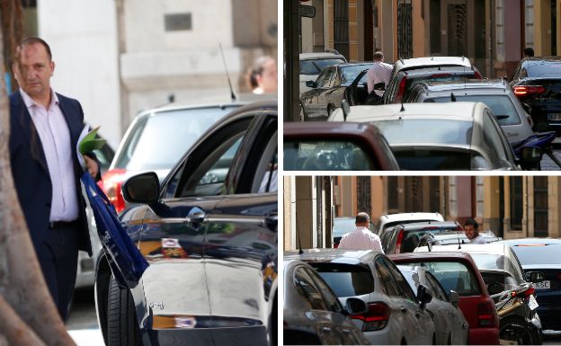 El vicepresidente Dalmau intentando evitar ser fotografiando subiendo al coche oficial.