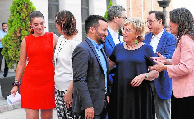 Parte del Consell, ayer, a la salida del pleno, en Burriana