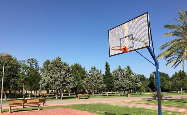 Cancha de baloncesto del parque. 