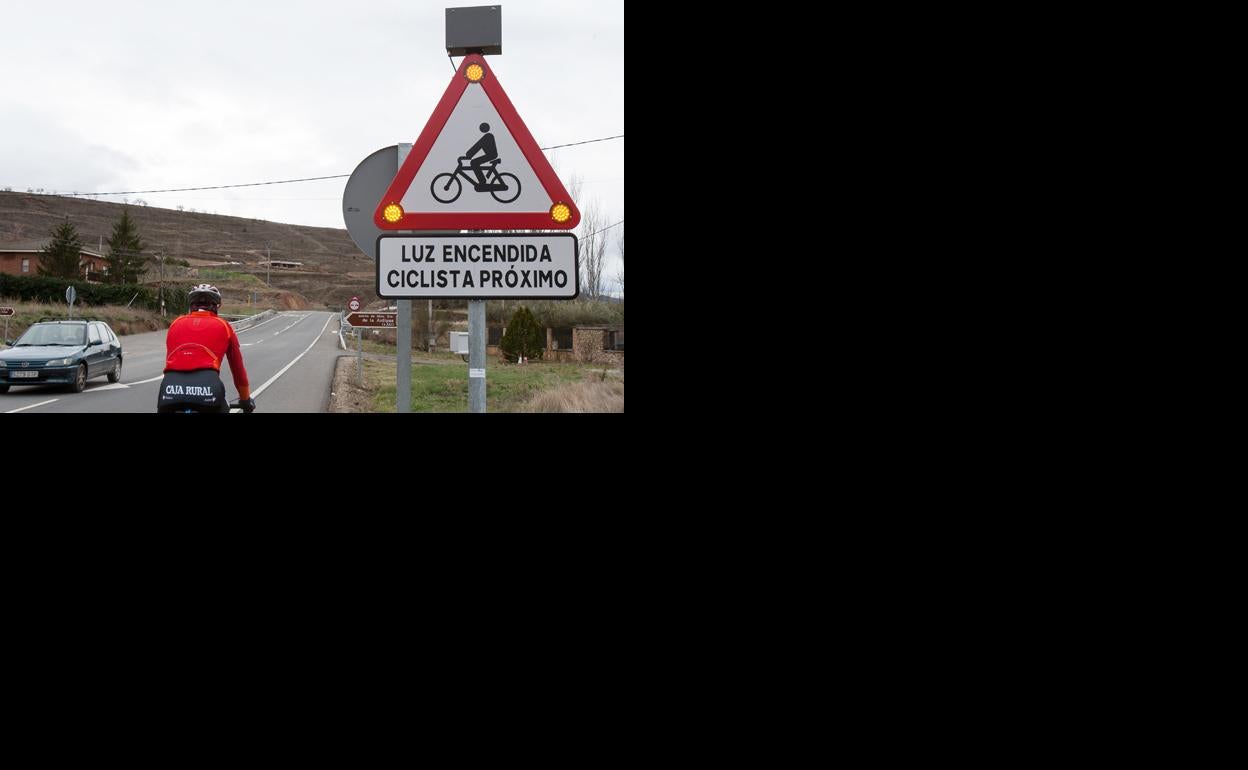 Nuevas señales electrónicas de la DGT alertan a los conductores de la presencia de ciclistas en puntos críticos
