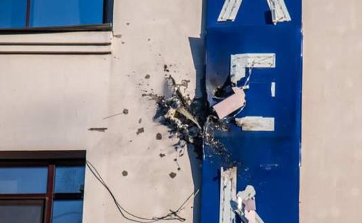 Captura de imagen de la fachada de la sede de la televisión ucraniana 112, atacada con lanzagranadas. 