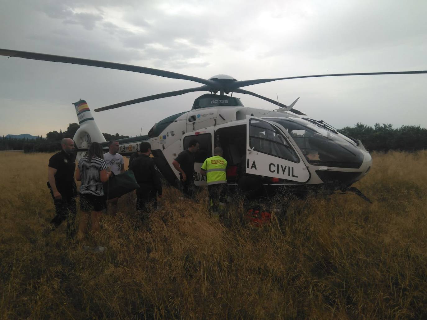 Fotos: Rescatan a un anciano con Parkinson que cayó en un campo de Llíria