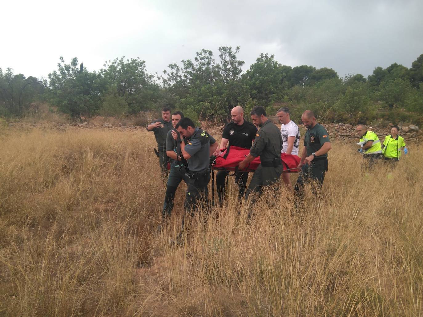 Fotos: Rescatan a un anciano con Parkinson que cayó en un campo de Llíria