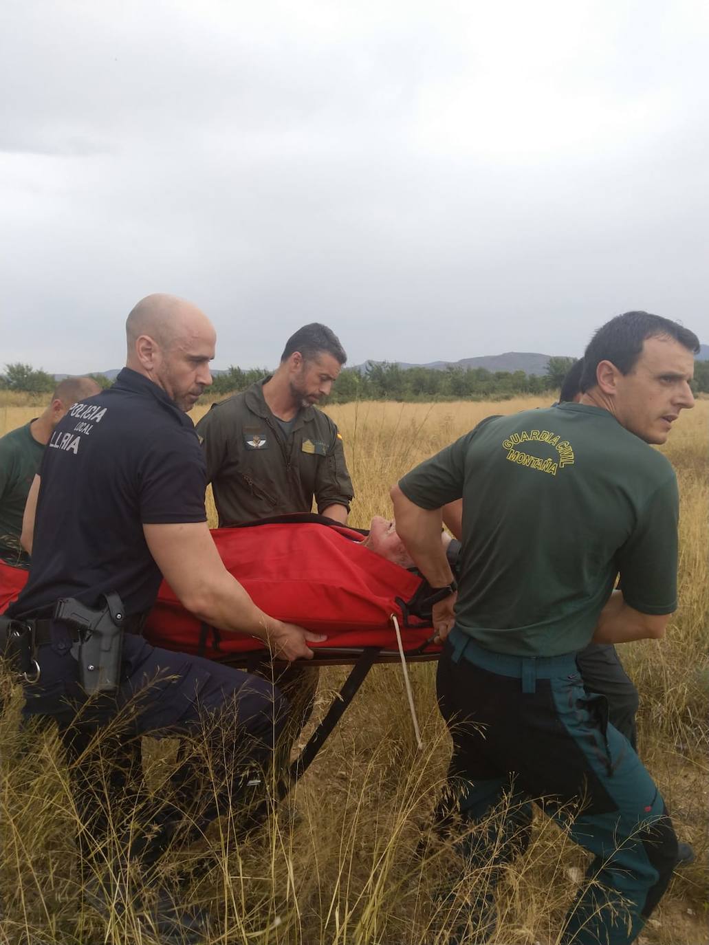 Fotos: Rescatan a un anciano con Parkinson que cayó en un campo de Llíria