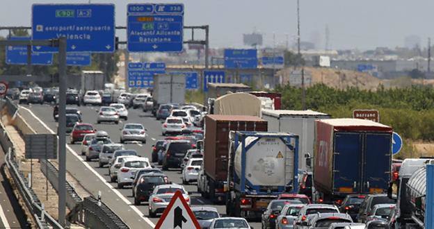 Un conductor huye de un accidente con dos heridos en la autovía A-7