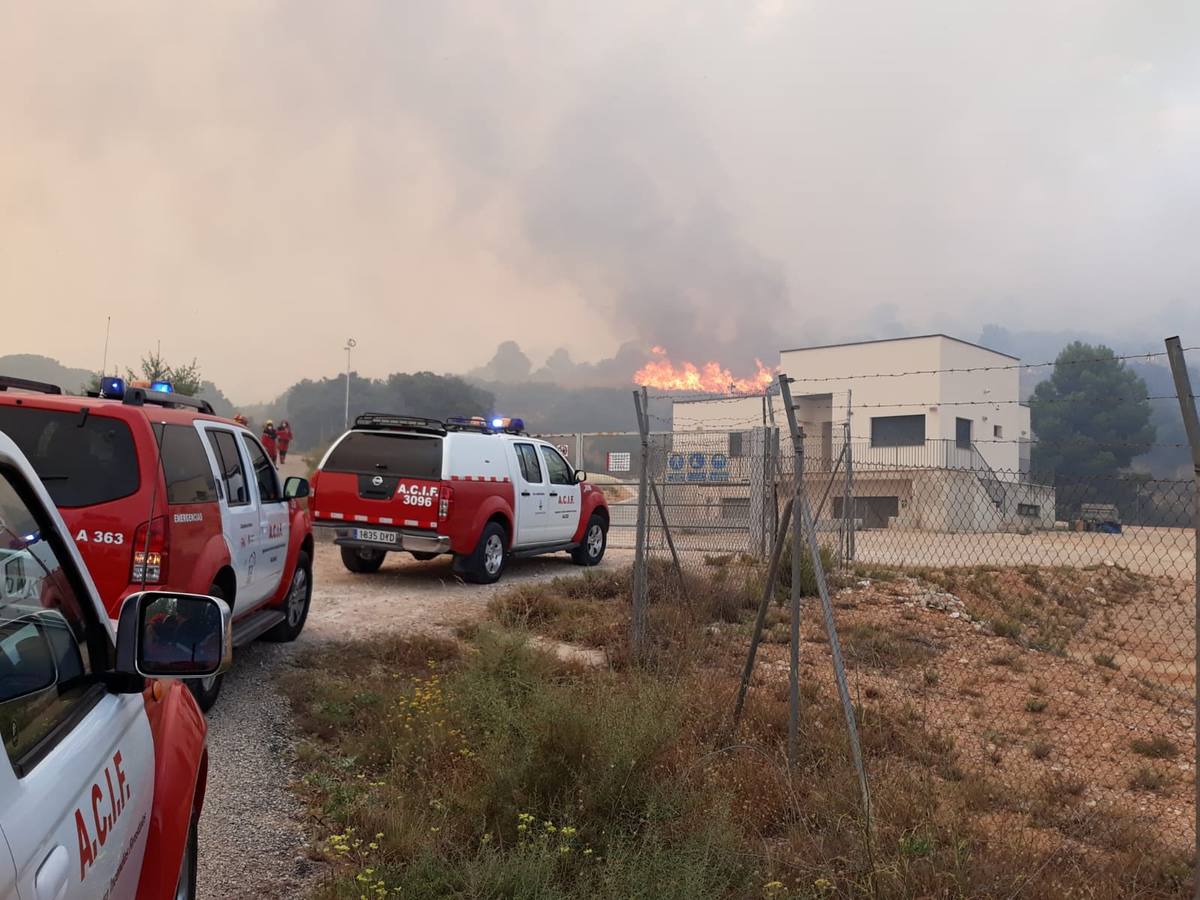 Un incendio forestal en Beneixama (Alicante), cerca de la comarca de la Vall d'Albaida (Valencia) ha movilizado a medio centenar de vehículos y equipos terrestres y una quincena de aéreos.