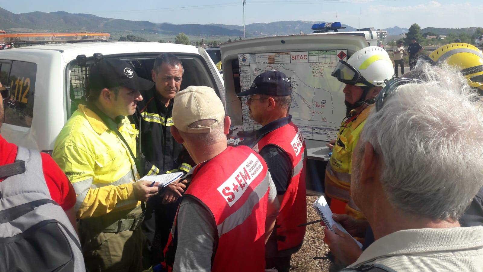 Un incendio forestal en Beneixama (Alicante), cerca de la comarca de la Vall d'Albaida (Valencia) ha movilizado a medio centenar de vehículos y equipos terrestres y una quincena de aéreos.