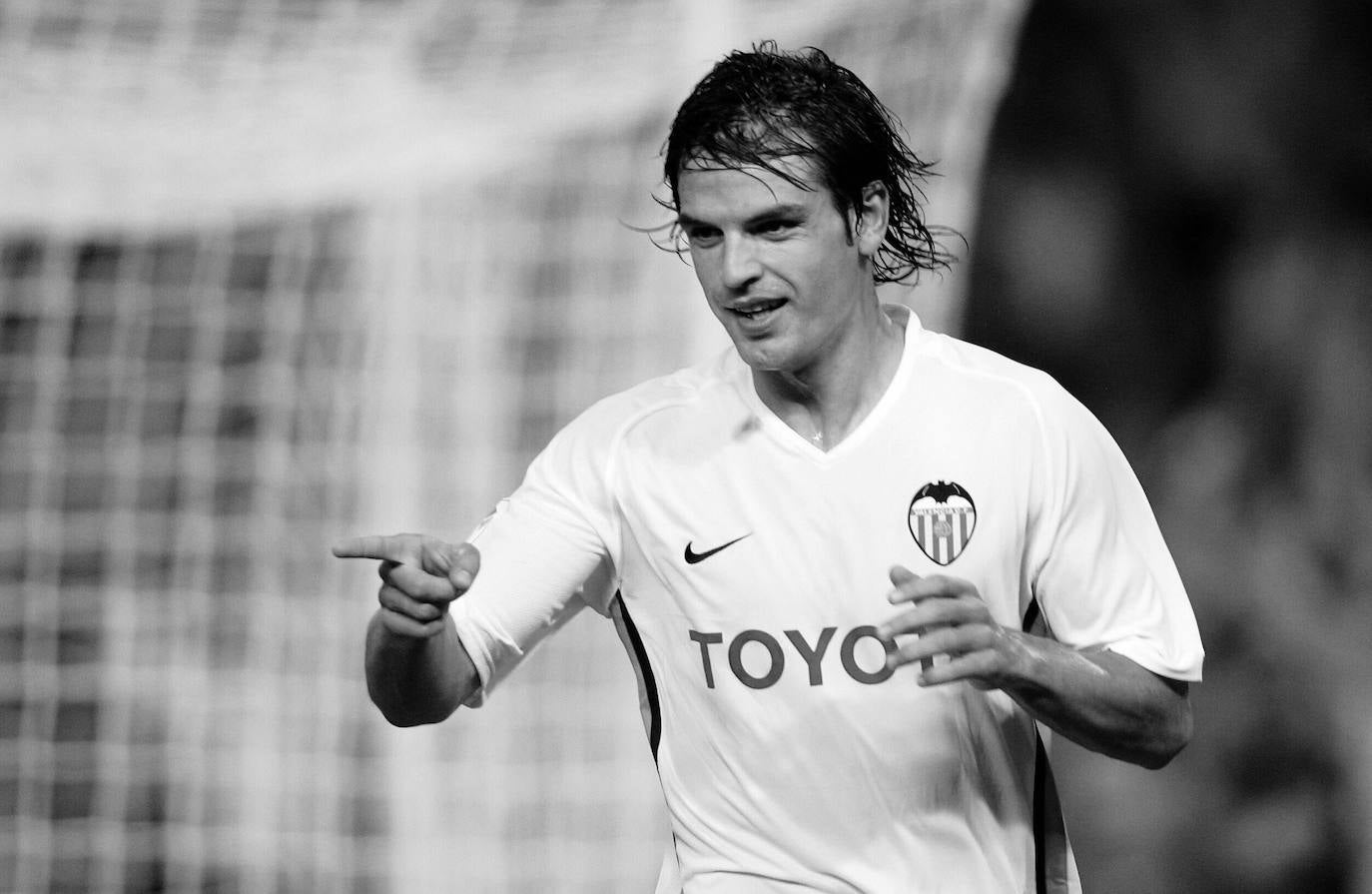 Fernando Morientes. En 3 temporadas disputó 114 partidos, logró 35 goles y 1 título.