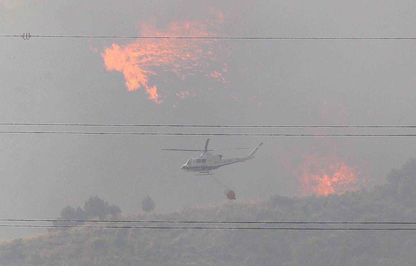 Un incendio forestal en Beneixama (interior norte de Alicante), cerca de la comarca de la Vall d'Albaida (Valencia), ha movilizado a media tarde del lunes a medio centenar de vehículos y equipos terrestres y una quincena de aéreos.