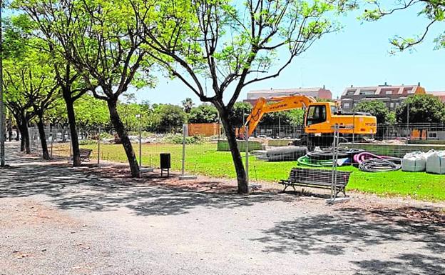 Una máquina trabaja en la construcción del nuevo edificio. 