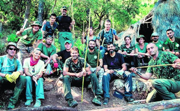 Imagen principal - No todos los alumnos del centroLobo 7 son preparacionistas. Muchos son survivalistas quereciben la instrucción con un espíritu deportivo. 