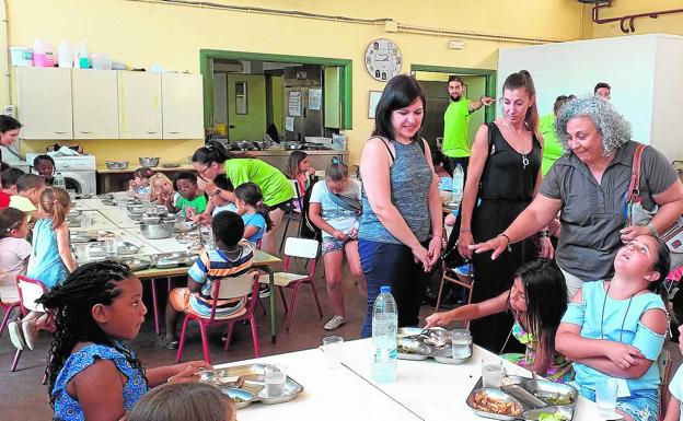 El alcalde, Rafa García, y los ediles visitan a los alumnos. 