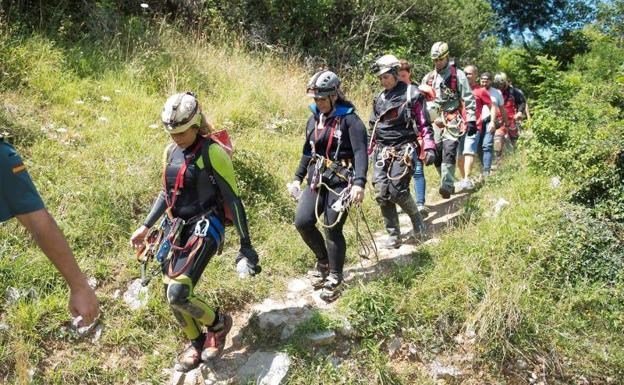 Las tres espeleólogas tras su salida de la cueva cántabra Cueto-Coventosa.