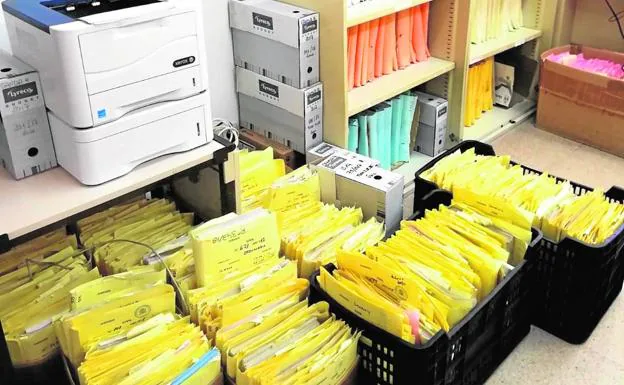 El exceso de papel por la falta de medios informáticos, la mínima digitalización y la escasez de archivos provocan que cajas como las de la fotografía sean una constante en los juzgados valencianos.