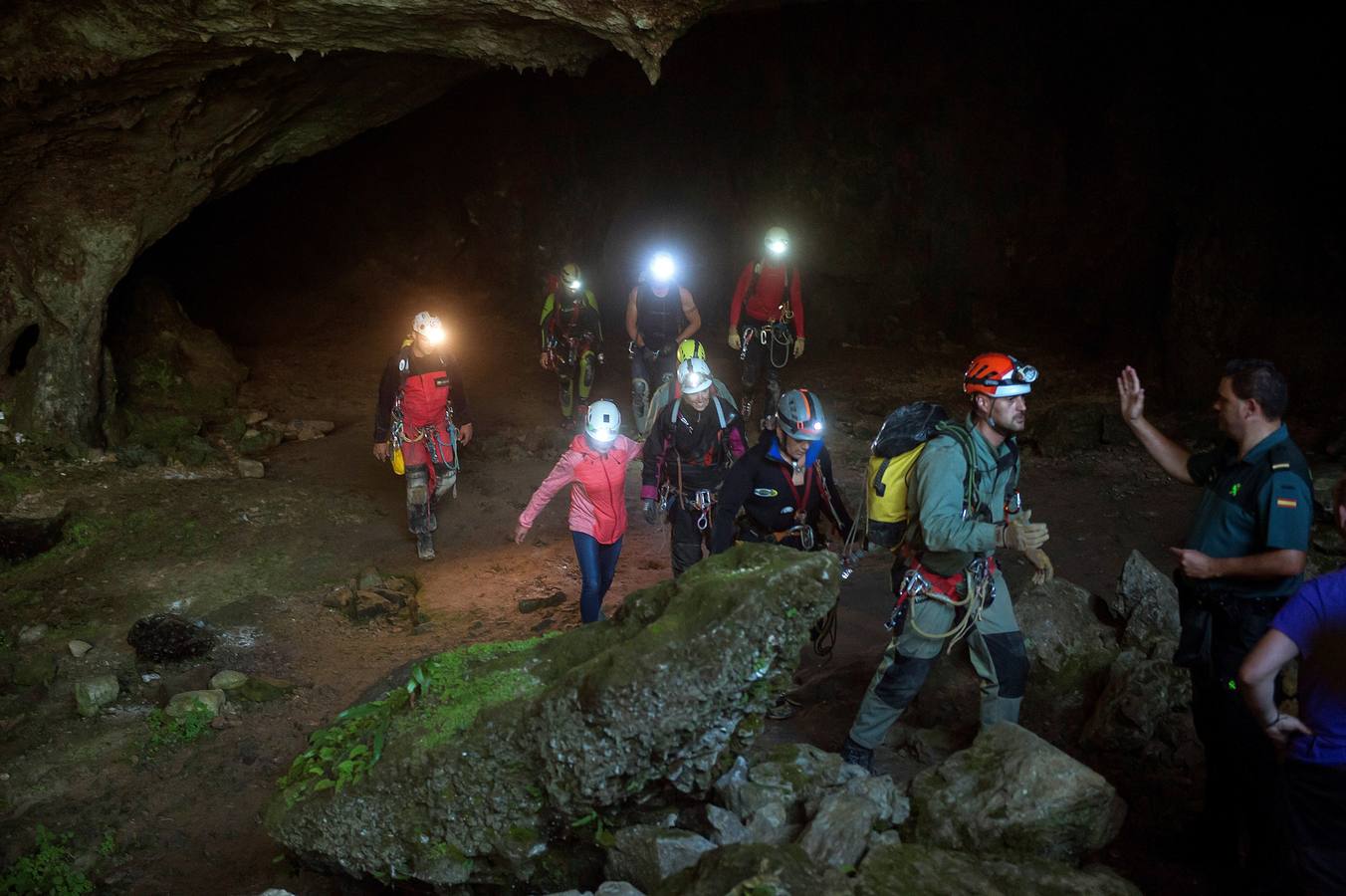Fotos: Rescatadas las tres espeleólogas desaparecidas en una cueva en Cantabria