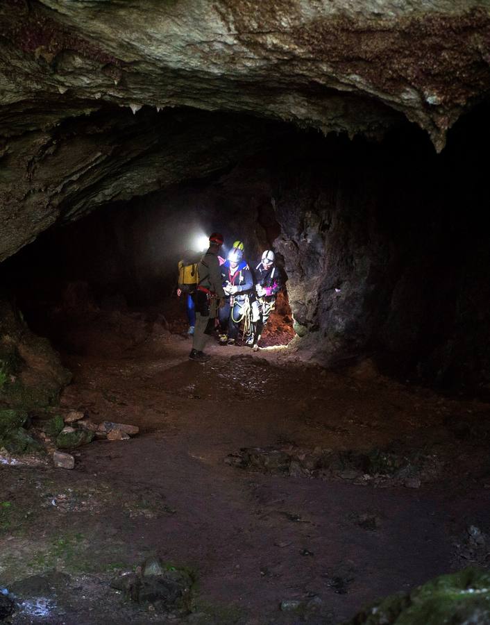 Fotos: Rescatadas las tres espeleólogas desaparecidas en una cueva en Cantabria