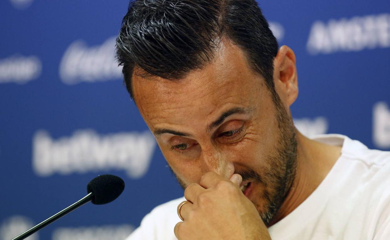 Pedro López anunciando su marcha del club.