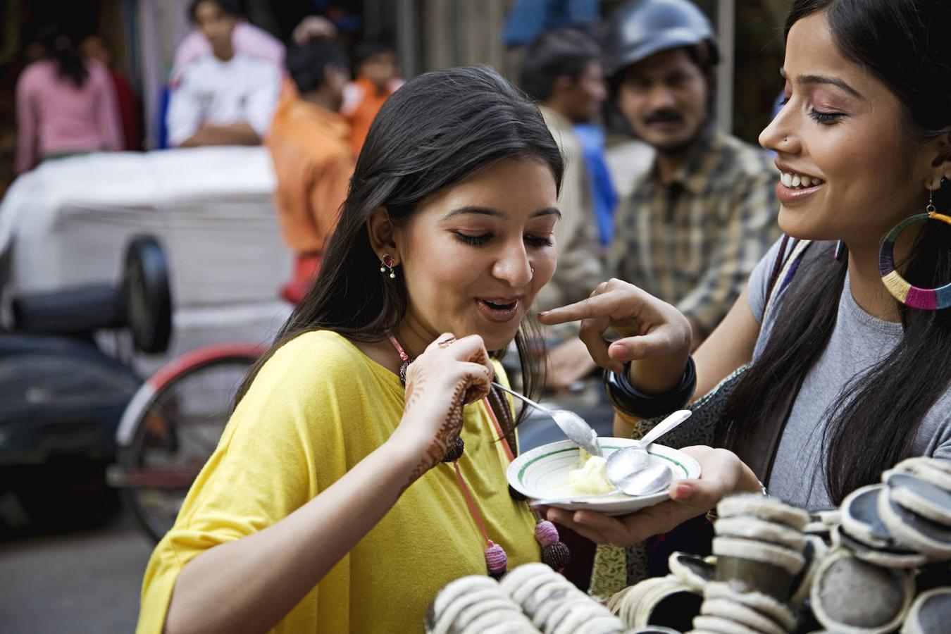 Manjares en Delhi. Para muchos viajeros la comida es una de las partes más importantes del viaje y es, además, la mejor forma de conocer la cultura gastronómica del destino. A muchos visitantes les motiva degustar nuevos platos y la gastronomía india es de las más atractivas, por su sabor exótico y su gusto por las salsas y especias. Una buena opción es aprovechar el viaje para aprender cómo se elaboran las recetas del país y así, al vovler a casa, poder tenerlas siempre presentes.