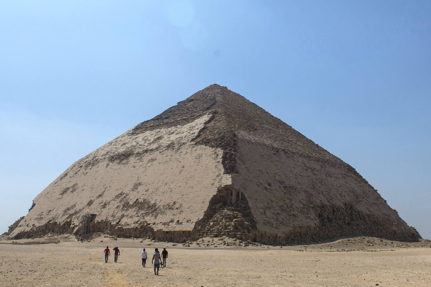 Las autoridades egipcias han abierto el acceso a los turistas de dos pirámides en Dahshur, en el sur de El Cairo, y con ellas se ha desvelado una gran colección de sarcófagos, algunos con momias en buen estado de conservación. Una pirámide construida por el faraón Sneferu, fundador de la cuarta dinastía de los faraones de Egipto, y otra vecina, están accesibles al público por primera vez desde 1965. Desde hace varios años, las autoridades de Egipto anuncian regularmente descubrimientos arqueológicos con el fin de relanzar el turismo, afectado por la inestabilidad política y los atentados registrados tras la revolución egipcia de 2011.