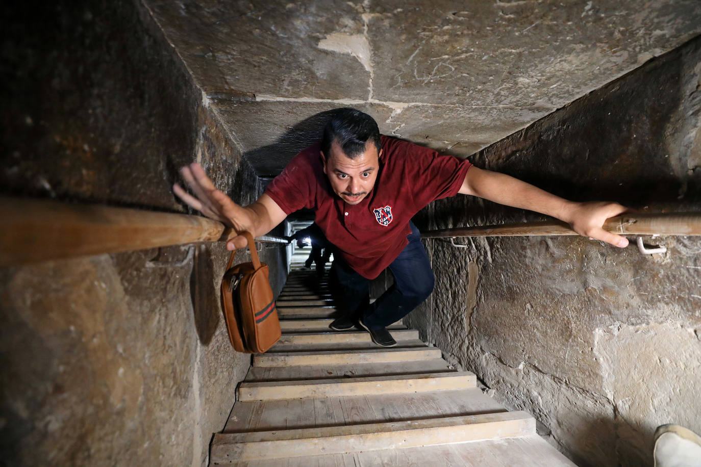 Las autoridades egipcias han abierto el acceso a los turistas de dos pirámides en Dahshur, en el sur de El Cairo, y con ellas se ha desvelado una gran colección de sarcófagos, algunos con momias en buen estado de conservación. Una pirámide construida por el faraón Sneferu, fundador de la cuarta dinastía de los faraones de Egipto, y otra vecina, están accesibles al público por primera vez desde 1965. Desde hace varios años, las autoridades de Egipto anuncian regularmente descubrimientos arqueológicos con el fin de relanzar el turismo, afectado por la inestabilidad política y los atentados registrados tras la revolución egipcia de 2011.