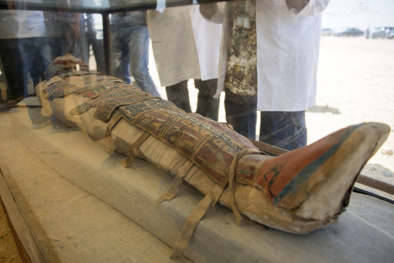 Las autoridades egipcias han abierto el acceso a los turistas de dos pirámides en Dahshur, en el sur de El Cairo, y con ellas se ha desvelado una gran colección de sarcófagos, algunos con momias en buen estado de conservación. Una pirámide construida por el faraón Sneferu, fundador de la cuarta dinastía de los faraones de Egipto, y otra vecina, están accesibles al público por primera vez desde 1965. Desde hace varios años, las autoridades de Egipto anuncian regularmente descubrimientos arqueológicos con el fin de relanzar el turismo, afectado por la inestabilidad política y los atentados registrados tras la revolución egipcia de 2011.