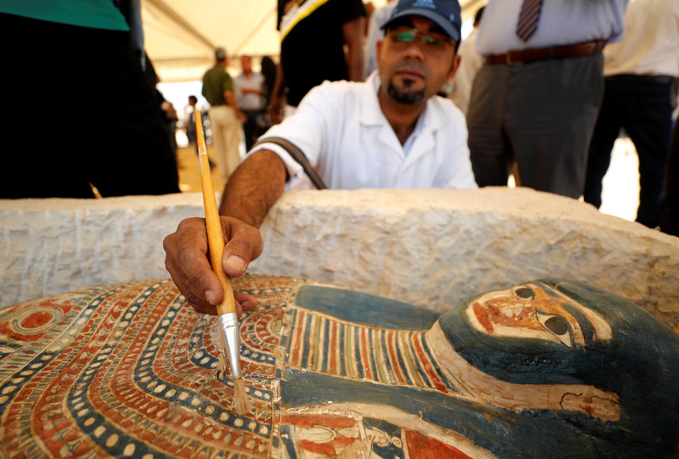 Las autoridades egipcias han abierto el acceso a los turistas de dos pirámides en Dahshur, en el sur de El Cairo, y con ellas se ha desvelado una gran colección de sarcófagos, algunos con momias en buen estado de conservación. Una pirámide construida por el faraón Sneferu, fundador de la cuarta dinastía de los faraones de Egipto, y otra vecina, están accesibles al público por primera vez desde 1965. Desde hace varios años, las autoridades de Egipto anuncian regularmente descubrimientos arqueológicos con el fin de relanzar el turismo, afectado por la inestabilidad política y los atentados registrados tras la revolución egipcia de 2011.