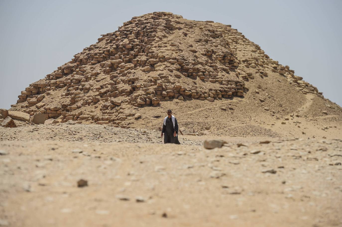 Las autoridades egipcias han abierto el acceso a los turistas de dos pirámides en Dahshur, en el sur de El Cairo, y con ellas se ha desvelado una gran colección de sarcófagos, algunos con momias en buen estado de conservación. Una pirámide construida por el faraón Sneferu, fundador de la cuarta dinastía de los faraones de Egipto, y otra vecina, están accesibles al público por primera vez desde 1965. Desde hace varios años, las autoridades de Egipto anuncian regularmente descubrimientos arqueológicos con el fin de relanzar el turismo, afectado por la inestabilidad política y los atentados registrados tras la revolución egipcia de 2011.