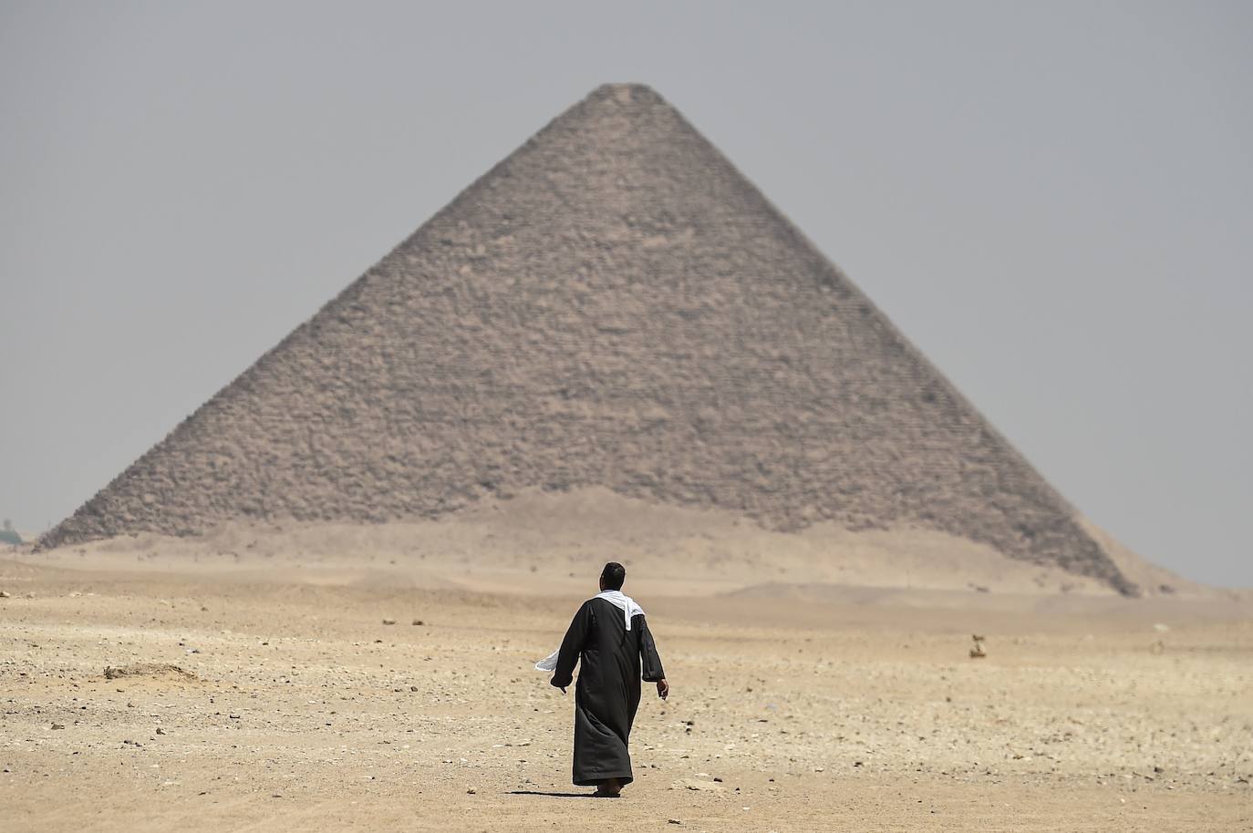 Las autoridades egipcias han abierto el acceso a los turistas de dos pirámides en Dahshur, en el sur de El Cairo, y con ellas se ha desvelado una gran colección de sarcófagos, algunos con momias en buen estado de conservación. Una pirámide construida por el faraón Sneferu, fundador de la cuarta dinastía de los faraones de Egipto, y otra vecina, están accesibles al público por primera vez desde 1965. Desde hace varios años, las autoridades de Egipto anuncian regularmente descubrimientos arqueológicos con el fin de relanzar el turismo, afectado por la inestabilidad política y los atentados registrados tras la revolución egipcia de 2011.