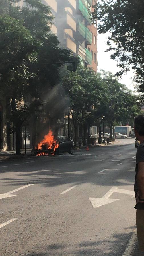 La Gran Vía Marqués del Turia de Valencia y varias calles adyacentes han sido  cortadas por el riesgo de explosión de un coche  que se ha incendiado.