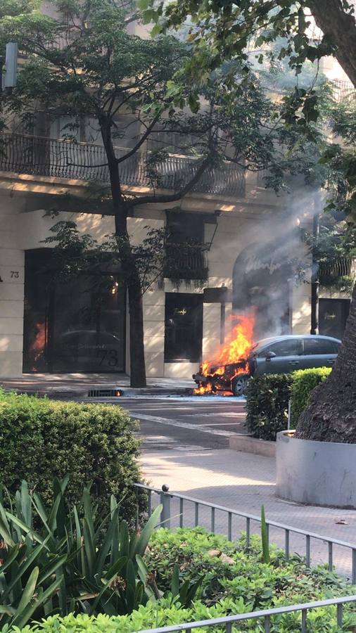 La Gran Vía Marqués del Turia de Valencia y varias calles adyacentes han sido  cortadas por el riesgo de explosión de un coche  que se ha incendiado.