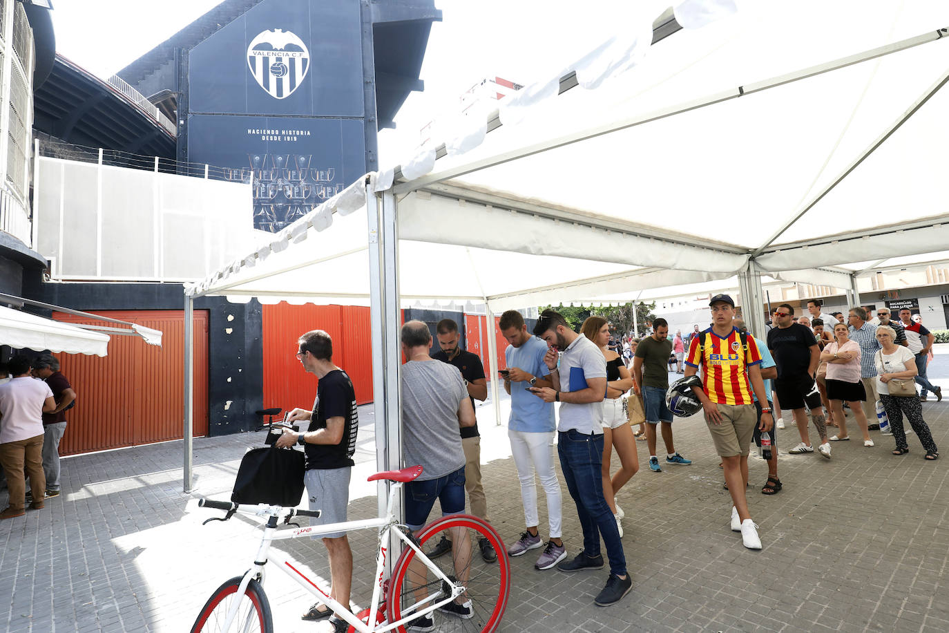 Imágenes de la cola formada por abonados del Valencia CF alrededor del estadio de Mestalla para cambiar de asiento sus abonos