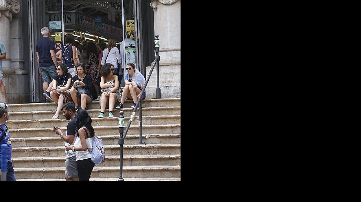 Escaleras principales de entrada al mercado. 