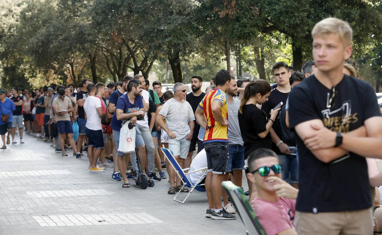 Cola de abonados alrededor de Mestalla para cambiar su localidad.