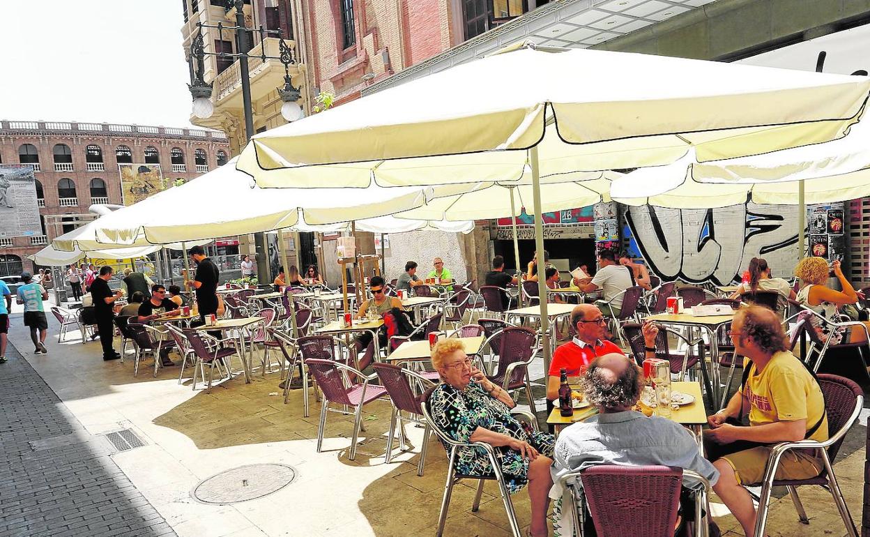 Terrazas de bares y restaurantes en Valencia.