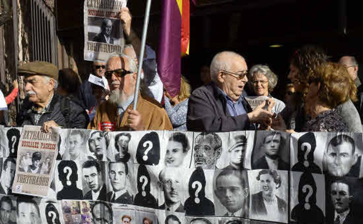 Víctimas de la dictadura y de Billy el Niño durante una protesta en la Audiecia Nacional. 