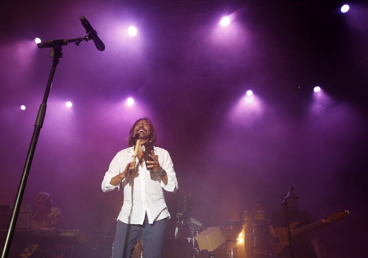 Los Conciertos de Viveros de la Gran Feria de Valencia acogieron este miércoles, 17 de julio, la reunión de Ketama dentro de la gira 'No estamos locos'. El trío del cantante Antonio Carmona y los guitarristas Juan José y José Miguel Carmona anunció su vuelta a los escenarios en noviembre de 2018, 14 años después de su separación.