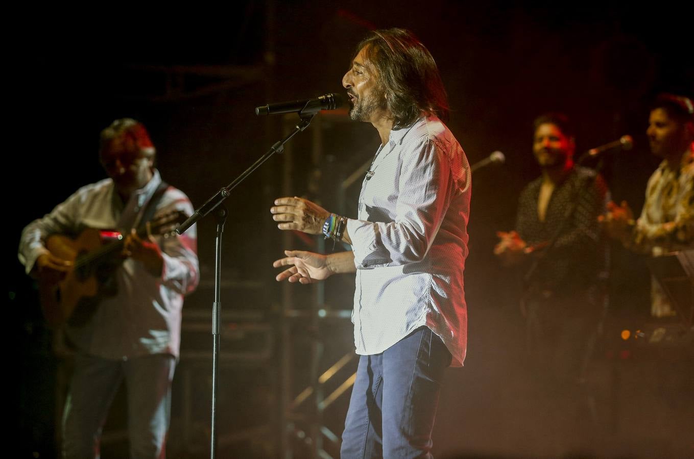 Los Conciertos de Viveros de la Gran Feria de Valencia acogieron este miércoles, 17 de julio, la reunión de Ketama dentro de la gira 'No estamos locos'. El trío del cantante Antonio Carmona y los guitarristas Juan José y José Miguel Carmona anunció su vuelta a los escenarios en noviembre de 2018, 14 años después de su separación.