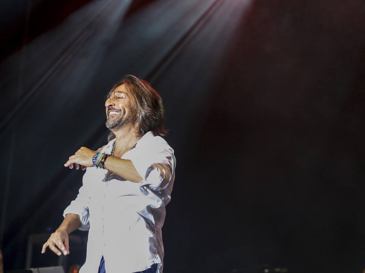 Los Conciertos de Viveros de la Gran Feria de Valencia acogieron este miércoles, 17 de julio, la reunión de Ketama dentro de la gira 'No estamos locos'. El trío del cantante Antonio Carmona y los guitarristas Juan José y José Miguel Carmona anunció su vuelta a los escenarios en noviembre de 2018, 14 años después de su separación.