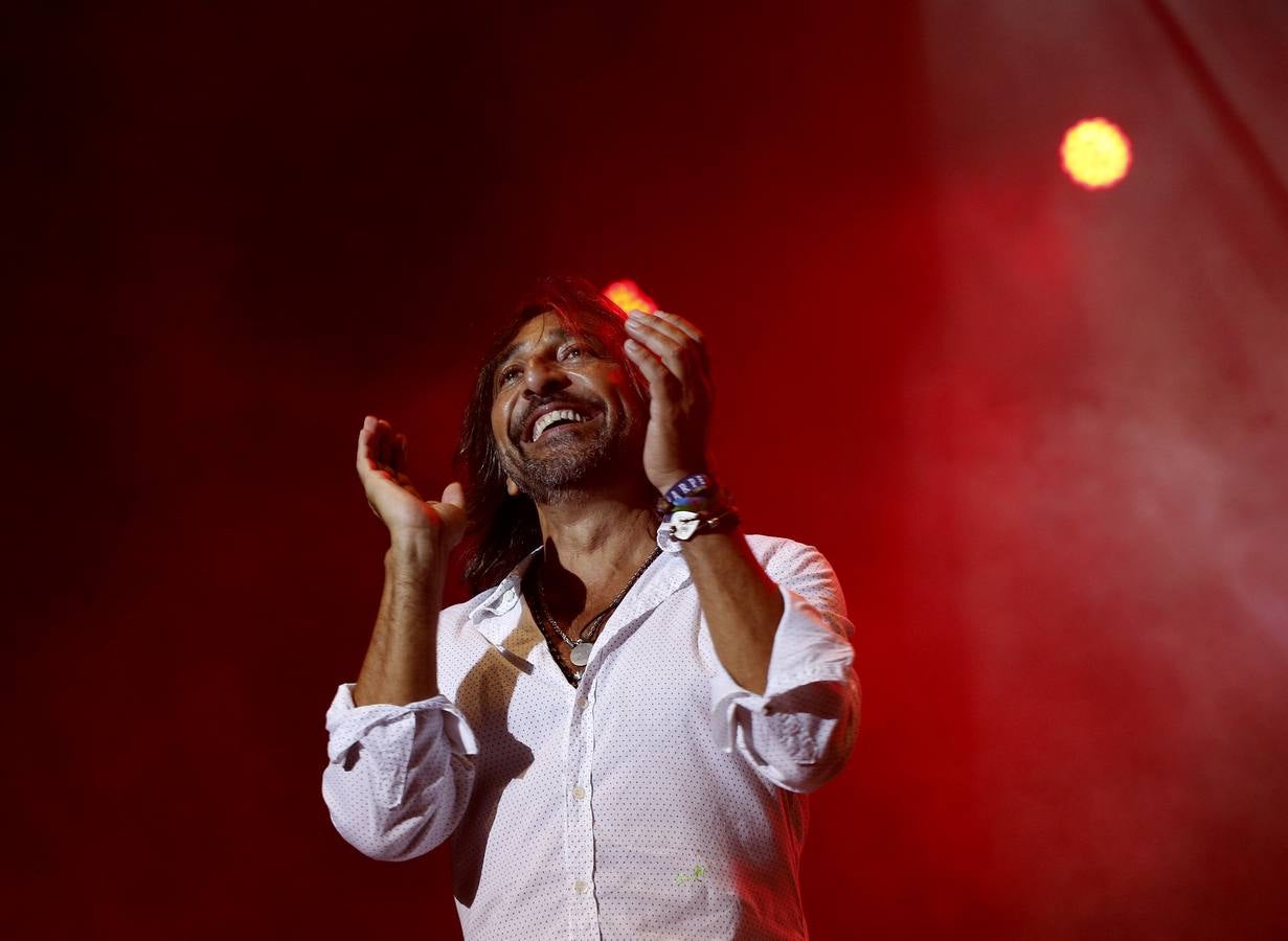 Los Conciertos de Viveros de la Gran Feria de Valencia acogieron este miércoles, 17 de julio, la reunión de Ketama dentro de la gira 'No estamos locos'. El trío del cantante Antonio Carmona y los guitarristas Juan José y José Miguel Carmona anunció su vuelta a los escenarios en noviembre de 2018, 14 años después de su separación.