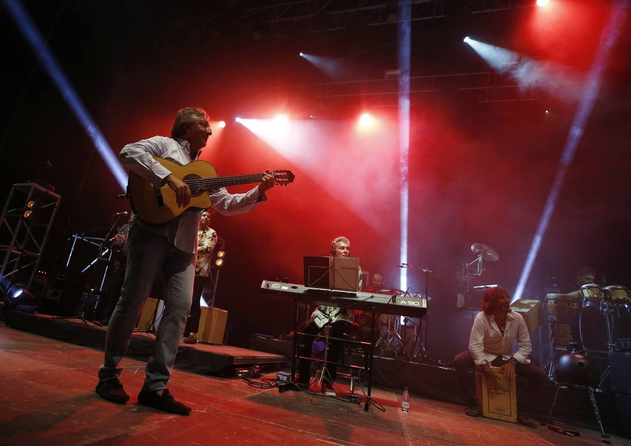 Los Conciertos de Viveros de la Gran Feria de Valencia acogieron este miércoles, 17 de julio, la reunión de Ketama dentro de la gira 'No estamos locos'. El trío del cantante Antonio Carmona y los guitarristas Juan José y José Miguel Carmona anunció su vuelta a los escenarios en noviembre de 2018, 14 años después de su separación.