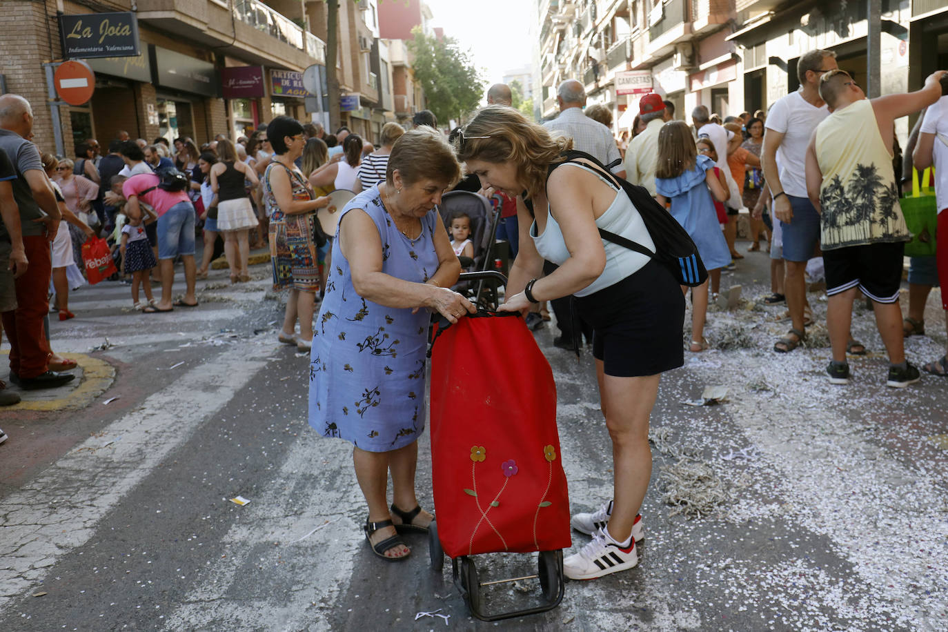 Miles de personas se dan cita en esta tradicional cabalgata en la que se entrengan diferentes piezas de cerámica. Es uno de los actos principales de las Fiestas de Manises que se celebran hasta final del mes de julio.