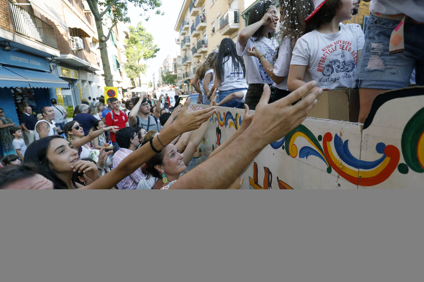 Miles de personas se dan cita en esta tradicional cabalgata en la que se entrengan diferentes piezas de cerámica. Es uno de los actos principales de las Fiestas de Manises que se celebran hasta final del mes de julio.
