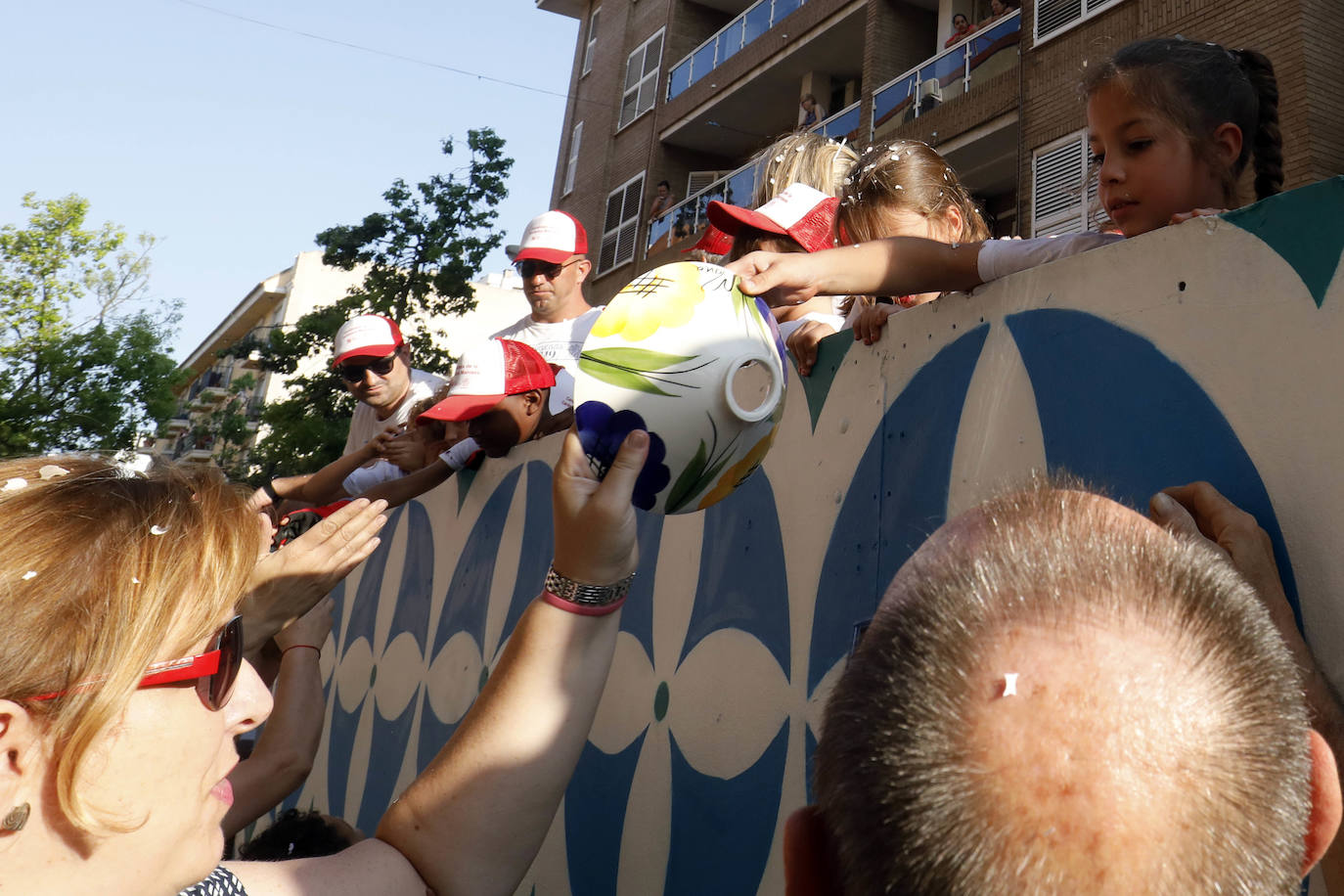 Miles de personas se dan cita en esta tradicional cabalgata en la que se entrengan diferentes piezas de cerámica. Es uno de los actos principales de las Fiestas de Manises que se celebran hasta final del mes de julio.